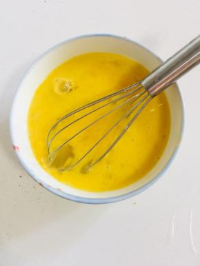 鸡蛋打散备用！