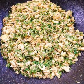 放入一勺盐，两勺生抽，一勺蚝油翻拌均匀关火！