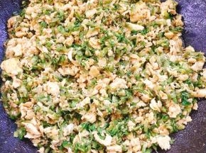 放入一勺盐，两勺生抽，一勺蚝油翻拌均匀关火！