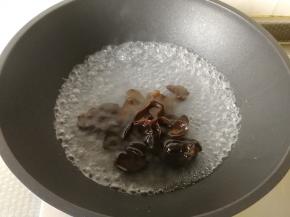 将黄瓜清洗干净。黑木耳是干货，需要提前2小时用清水浸泡泡发。选几朵泡发就可以，不要一下子泡太多吃不完浪费。蒜粒清洗干净备用。干净锅里倒入小半锅清水，开大火盖上锅盖将水煮开。然后倒入黑木耳，再次煮开，进行焯水，一分钟即可。