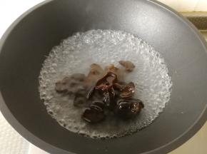 将黄瓜清洗干净。黑木耳是干货，需要提前2小时用清水浸泡泡发。选几朵泡发就可以，不要一下子泡太多吃不完浪费。蒜粒清洗干净备用。干净锅里倒入小半锅清水，开大火盖上锅盖将水煮开。然后倒入黑木耳，再次煮开，进行焯水，一分钟即可。