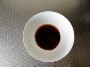 调浇汁。一勺盐、2小勺糖、一小勺米醋，一勺生抽，搅拌到糖和盐融化。搅拌均匀。