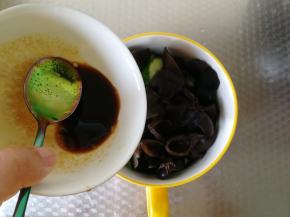 将调好的浇汁倒入碗里。