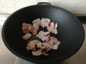 炒到肉片基本变色变数，就可以倒入玉米油，这样是为了油不会飞溅，比较安全。再翻炒一会。