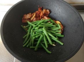 然后加入之前焯好的四季豆段一起翻炒半分钟。