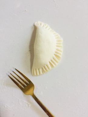 对折，用叉子按压一下封口！