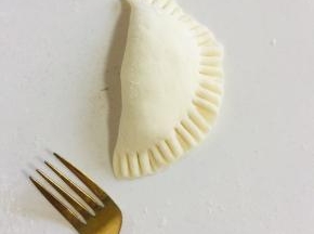 对折，用叉子按压一下封口！