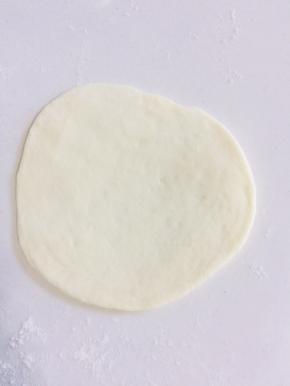 发酵好的面团揉匀排气，分成若干小份儿，取一个小剂子，揉圆按扁，擀成薄片！