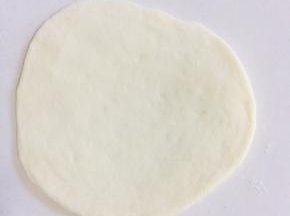 发酵好的面团揉匀排气，分成若干小份儿，取一个小剂子，揉圆按扁，擀成薄片！