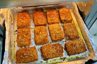 先烤6分钟取出翻面涮上酱料，再次入烤箱烤10分钟，烤完立刻撒上白芝麻。