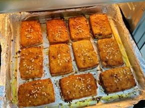 先烤6分钟取出翻面涮上酱料，再次入烤箱烤10分钟，烤完立刻撒上白芝麻。