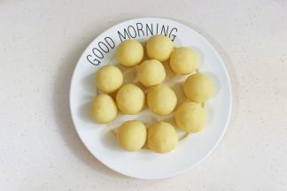 土豆泥均分成12等份，搓圆。