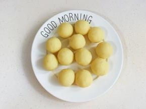 土豆泥均分成12等份，搓圆。