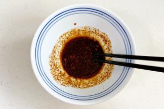 用筷子搅拌均匀。