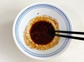 用筷子搅拌均匀。