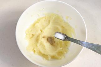 加入黑胡椒粉和盐拌匀。