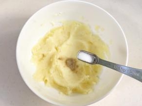 加入黑胡椒粉和盐拌匀。