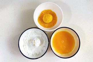 先把芝士土豆球裹上一层玉米淀粉，沾满鸡蛋液，最后裹上面包糠。