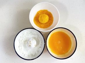 先把芝士土豆球裹上一层玉米淀粉，沾满鸡蛋液，最后裹上面包糠。