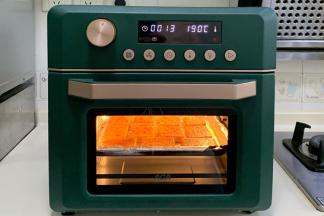 入预热好的ACA空气炸烤箱中，选择空气炸功能，190度约16分钟。