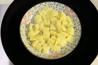 土豆去皮切块，入沸腾的锅中蒸煮。