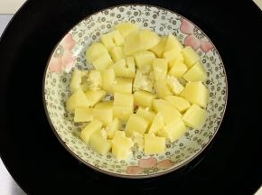土豆去皮切块，入沸腾的锅中蒸煮。