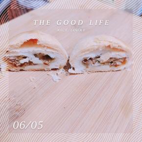 烤好的月饼要轻拿轻放，因为酥皮很酥，稍不注意就会全部破掉！