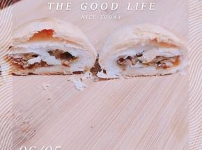 烤好的月饼要轻拿轻放，因为酥皮很酥，稍不注意就会全部破掉！