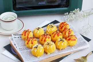 出炉后，挤上沙拉酱或蕃茄酱，撒点海苔或芝麻。