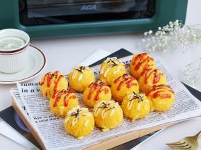 出炉后，挤上沙拉酱或蕃茄酱，撒点海苔或芝麻。