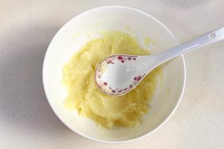 把蒸好的土豆捣成泥。