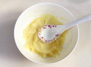 把蒸好的土豆捣成泥。