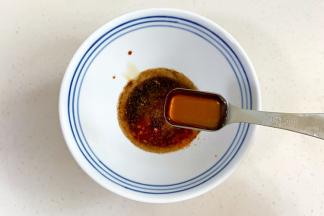 孜然粉、椒盐、辣椒粉、盐、生抽、老抽、食用油和蜂蜜一起倒入碗中。