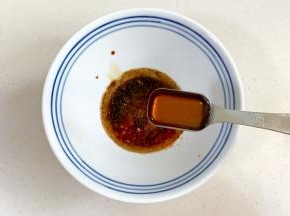 孜然粉、椒盐、辣椒粉、盐、生抽、老抽、食用油和蜂蜜一起倒入碗中。