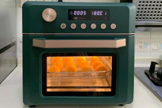 依次完成后，放入预热好的ACA空气炸烤箱中，空气炸程序180度烤5分钟。