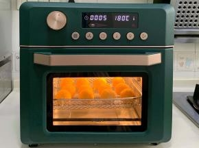 依次完成后，放入预热好的ACA空气炸烤箱中，空气炸程序180度烤5分钟。