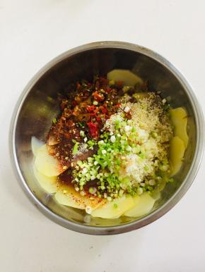 加入一勺盐，一勺鸡精，一勺白糖，两勺香醋，两勺生抽，一勺香油，适量的葱花。