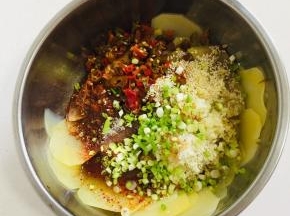 加入一勺盐，一勺鸡精，一勺白糖，两勺香醋，两勺生抽，一勺香油，适量的葱花。