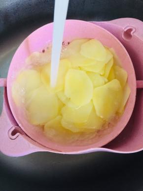 煮好的土豆片迅速放入冷水中冲凉！