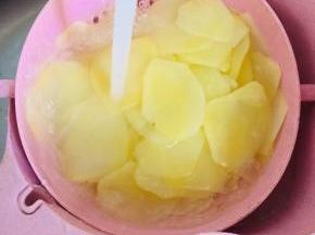 煮好的土豆片迅速放入冷水中冲凉！