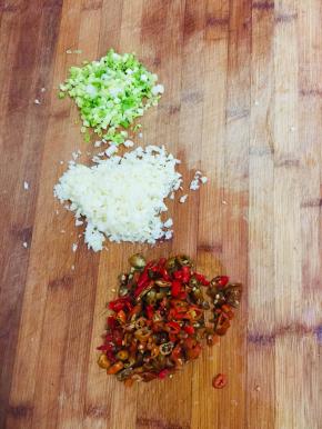 葱切成葱花，蒜瓣拍碎切成末，泡椒切成小粒备用！