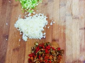 葱切成葱花，蒜瓣拍碎切成末，泡椒切成小粒备用！