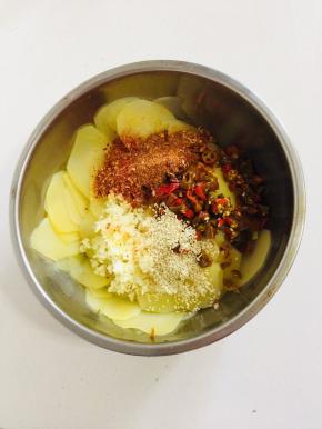 土豆片控干水分，放入蒜末，泡椒，辣椒粉，辣椒面，白芝麻！