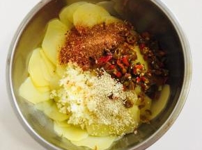 土豆片控干水分，放入蒜末，泡椒，辣椒粉，辣椒面，白芝麻！
