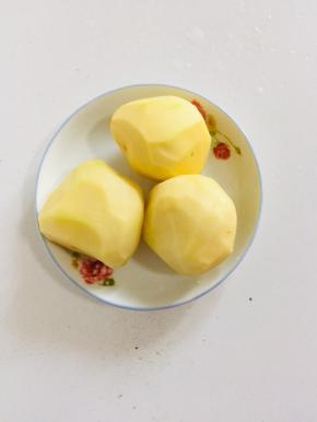 土豆削皮洗净备用！