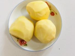 土豆削皮洗净备用！