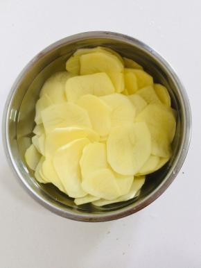 土豆切成薄片，放在水里反复冲洗几遍，洗去多余的淀粉！