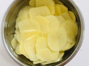 土豆切成薄片，放在水里反复冲洗几遍，洗去多余的淀粉！