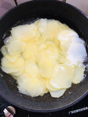 水开放入一勺盐，再放入土豆片煮两分钟！