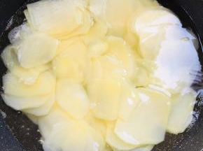 水开放入一勺盐，再放入土豆片煮两分钟！